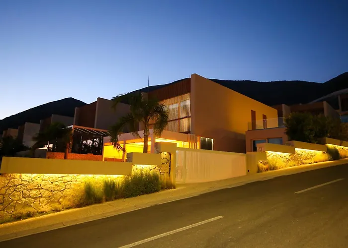 Luxurious 5 Bedroom Beach Villa