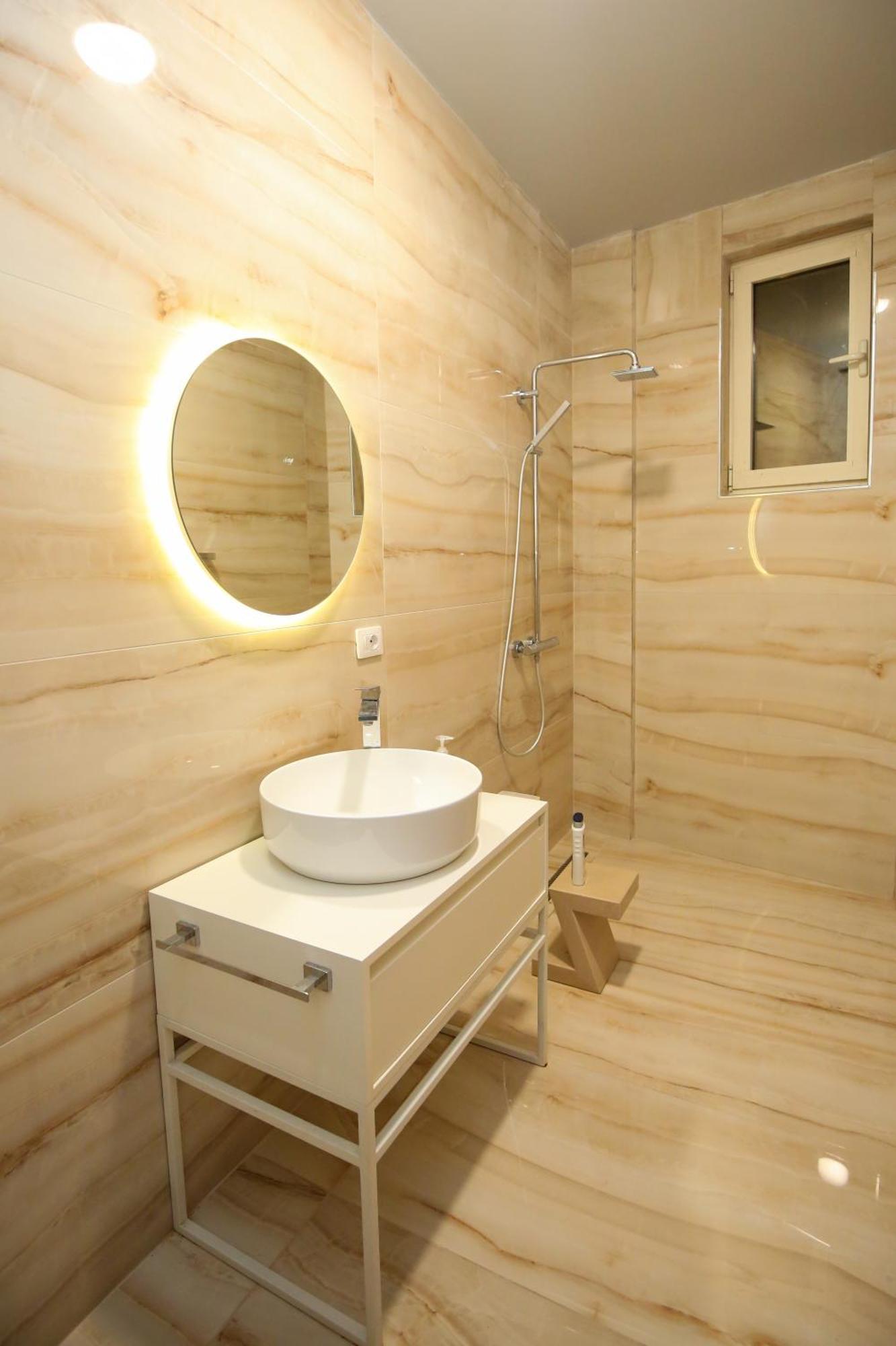 Luxurious 5 Bedroom Palasë